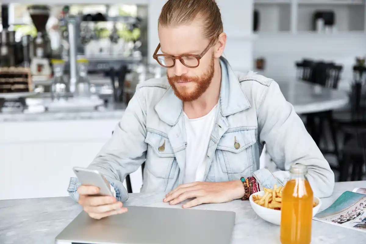 smartwatch czech people lifestyle