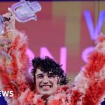 Vítěz Eurovision Nemo vrací trofej na protest proti Izraeli