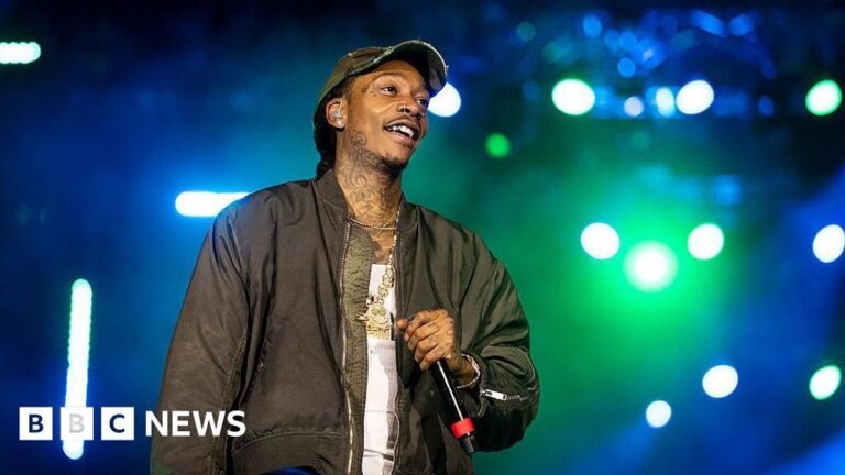 Wiz Khalifa odsouzen v Rumunsku k devíti měsícům vězení za kouření marihuany na pódiu